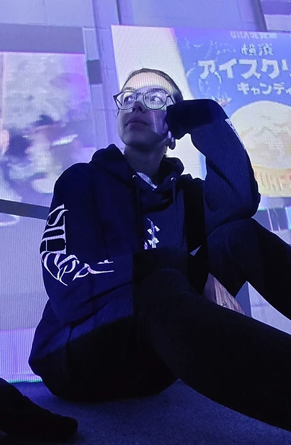 Portrait de Marie Dbck avec une projection d'image artistique